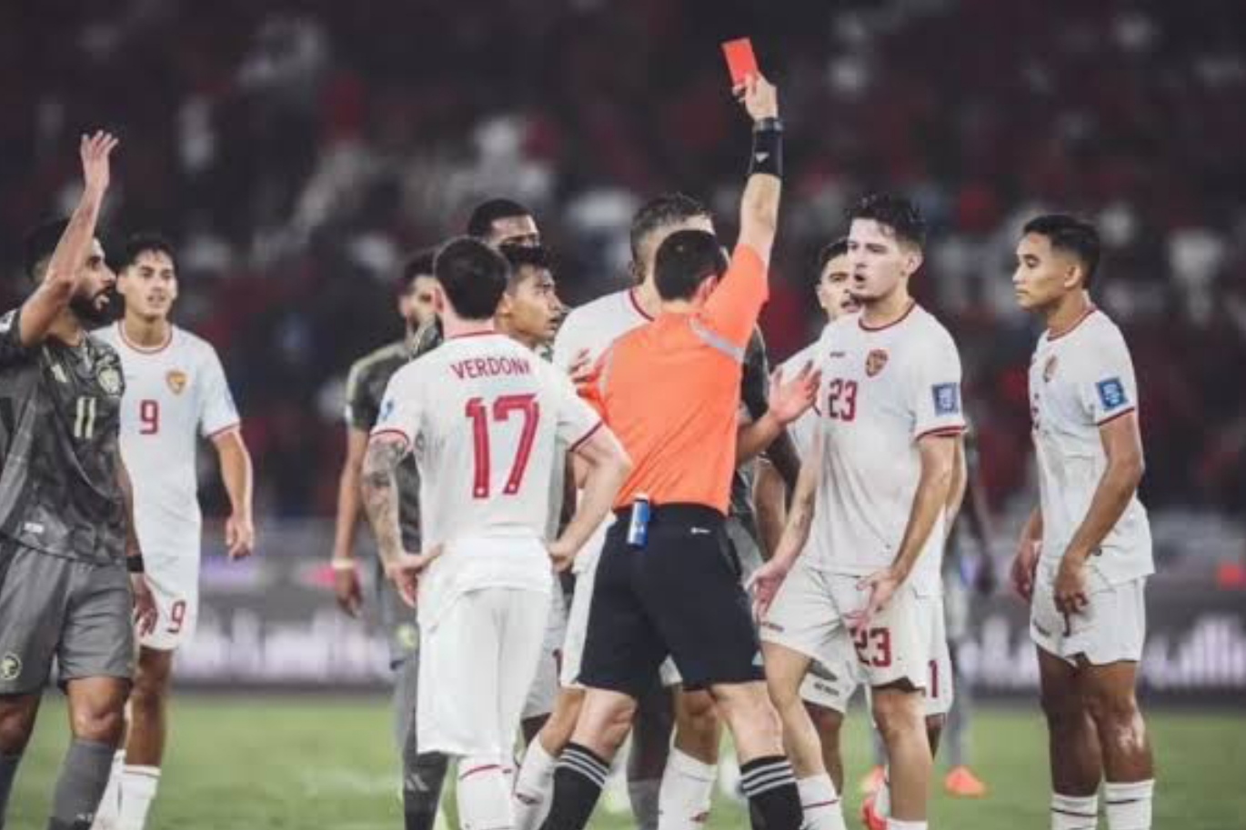 Profil wasit Rustam Lutfullin yang pernah kartu merah Justin Hubner.