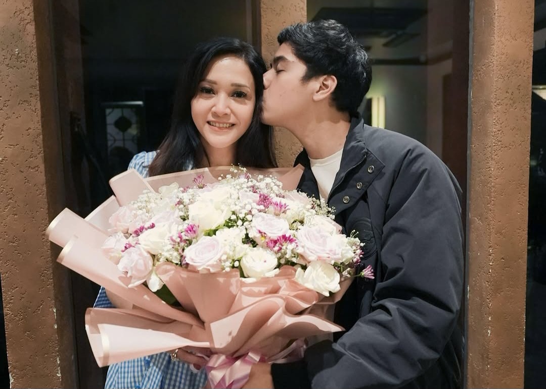 Momen Al memberi surprise Maia Estianty, ibundanya.