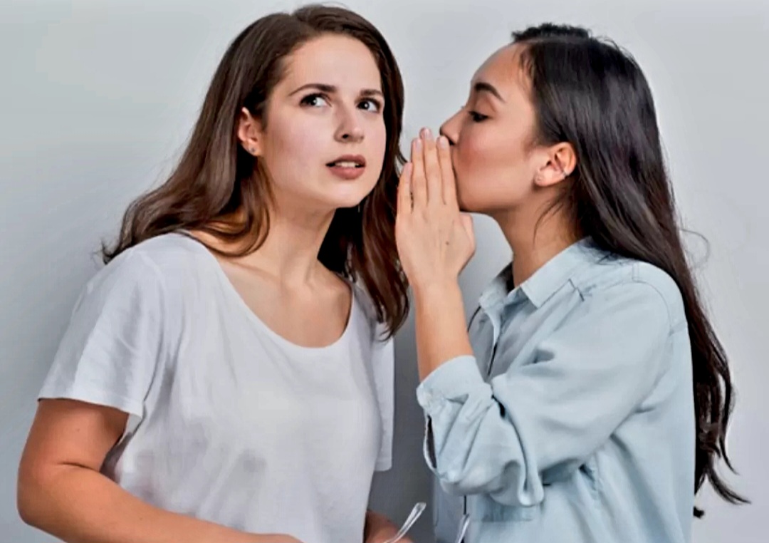 Ilustrasi perempuan sedang bergosip.