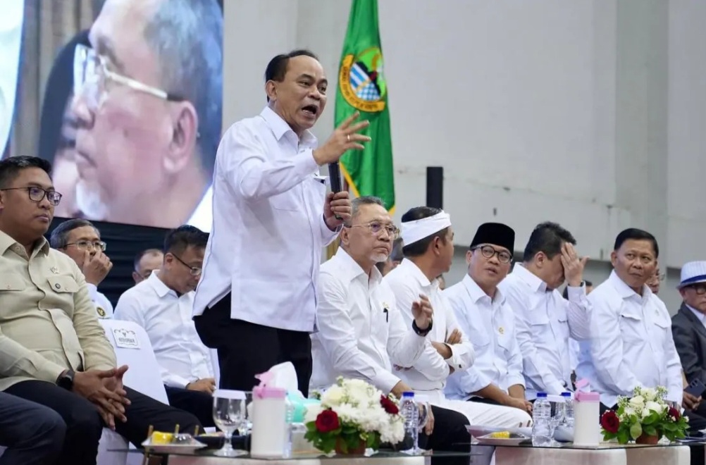 Menteri Koperasi (Menkop) Budi Arie Setiadi memberikan keterangan dalam Peluncuran Percepatan Pembentukan Koperasi Desa/Kelurahan Merah Putih (KDMP) se-Jawa Barat di Bandung.