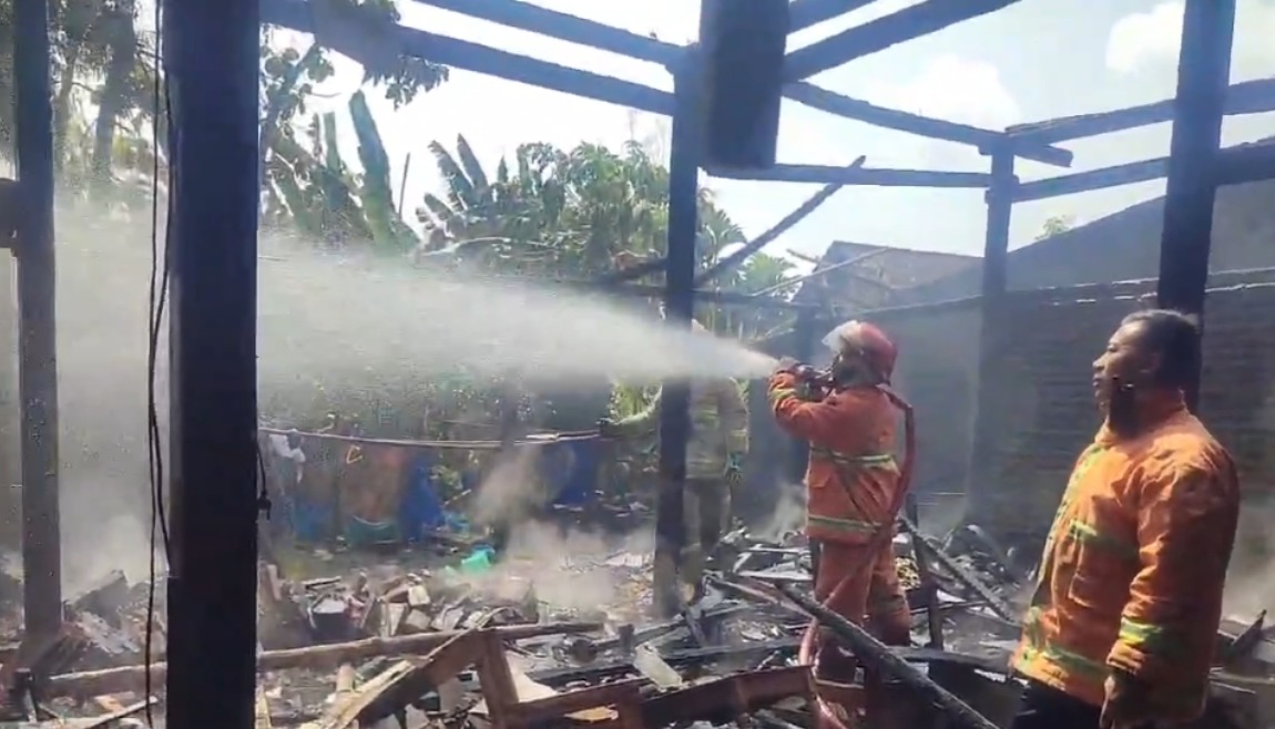 Petugas Damkar Magetan melakukan pemadaman pada rumah warga di Karas yang hangus terbakar karena obat nyamuk, Kamis (15/5). FOTO: ISTIMEWA