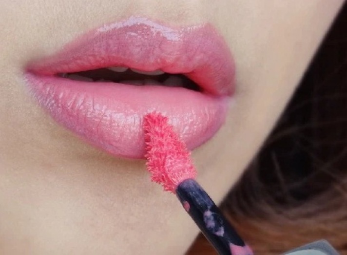 Ilustrasi rekomendasi lipstik Wardah untuk bibir kering.
