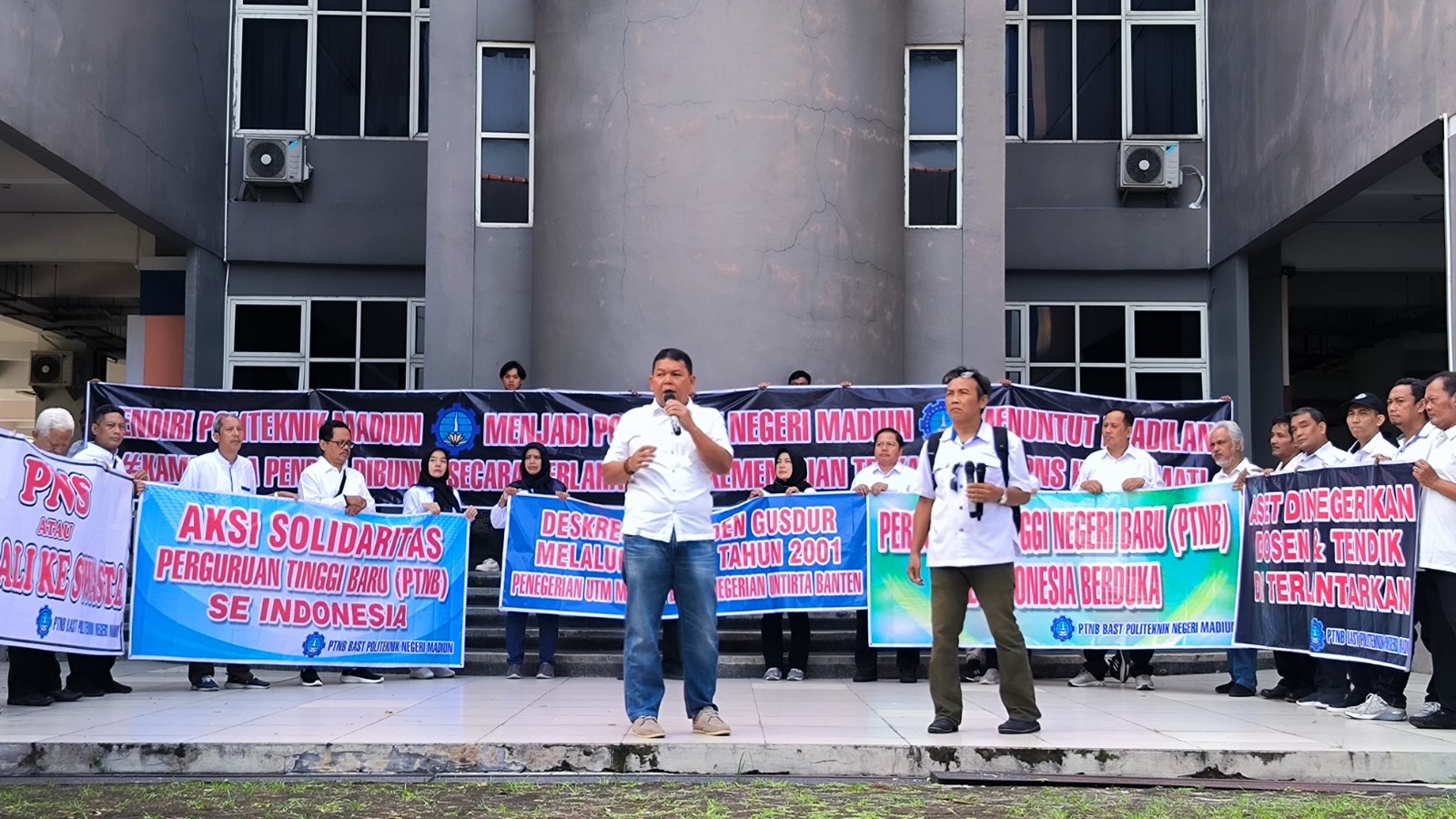 Para dosen dan tenaga kependidikan PPPK PNM menggelar aksi unjuk rasa di lingkungan kampus mereka menuntut kenaikan status kepegawaian menjadi PNS, kemarin (15/5). FOTO: ISTIMEWA