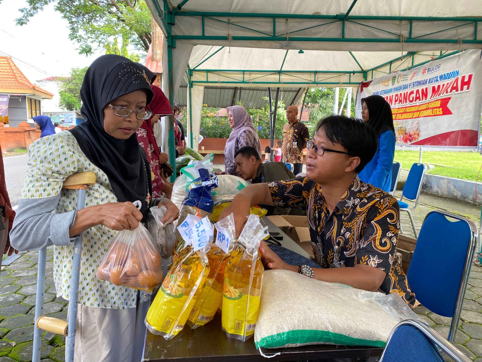 Warga Madiun penyandang disabilitas berburu sembako dengan harga miring di Gerakan Pangan Murah. FOTO: ERLITA HERMININGSIH/RADAR MADIUN