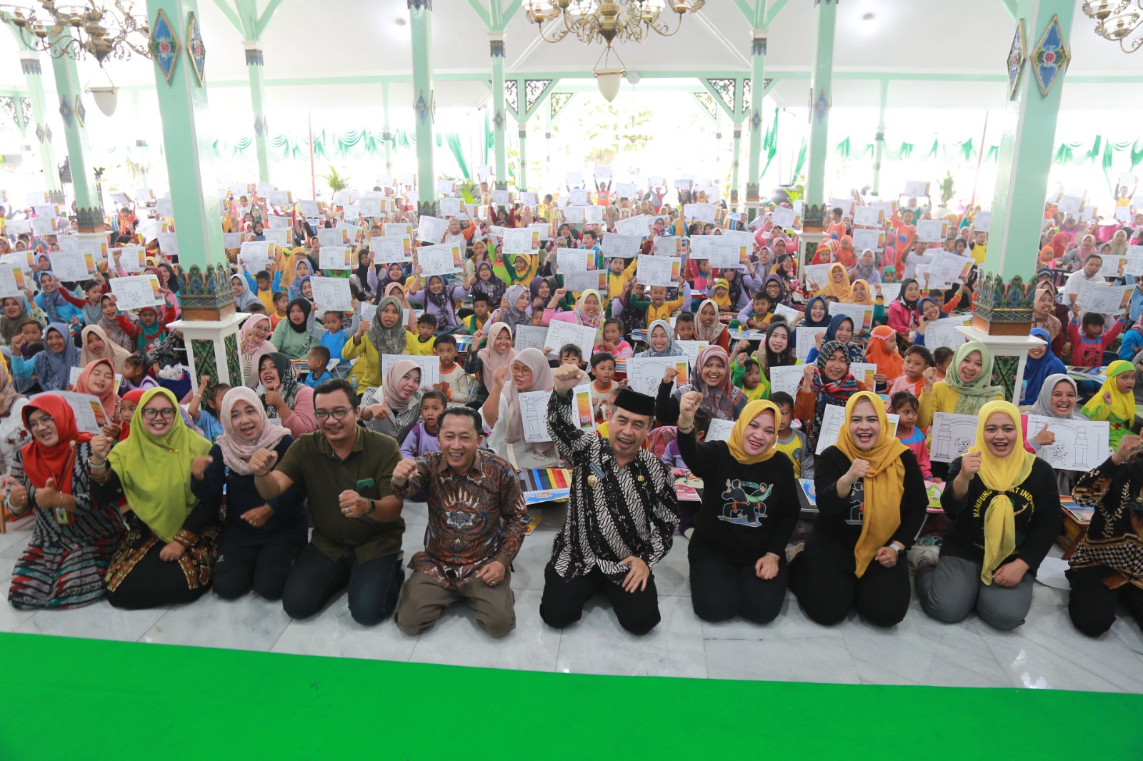 Bupati Madiun Hari Wuryanto, Ketua TP PKK Erni Hari Wuryanto, dan Fitria Purnomo Hadi berfoto bersama peserta Kolase Kids 2025 Madiun Bersahaja. BAGAS BIMANTARA/RADAR MADIUN
