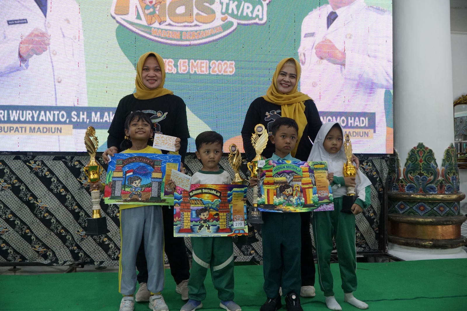 Para pemenang lomba berfoto bersama selepas mendapatkan hadiah trophy, uang pembinaan dan sepeda untuk peraih juara I,II, dan III. FOTO: RADAR MADIUN