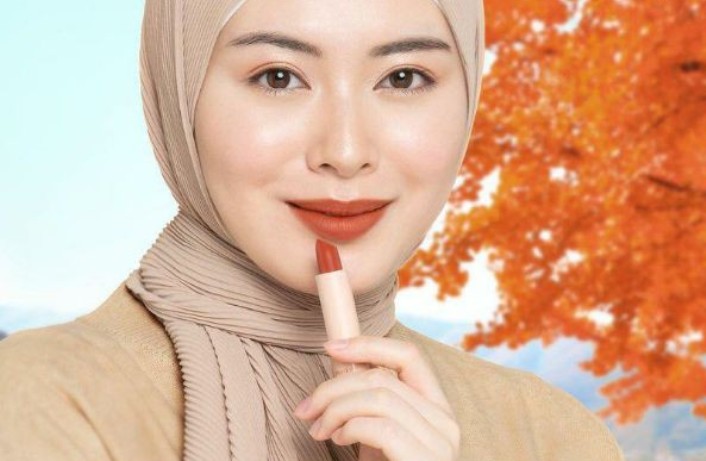Ilustrasi rekomendasi lipstik Wardah pencerah wajah.