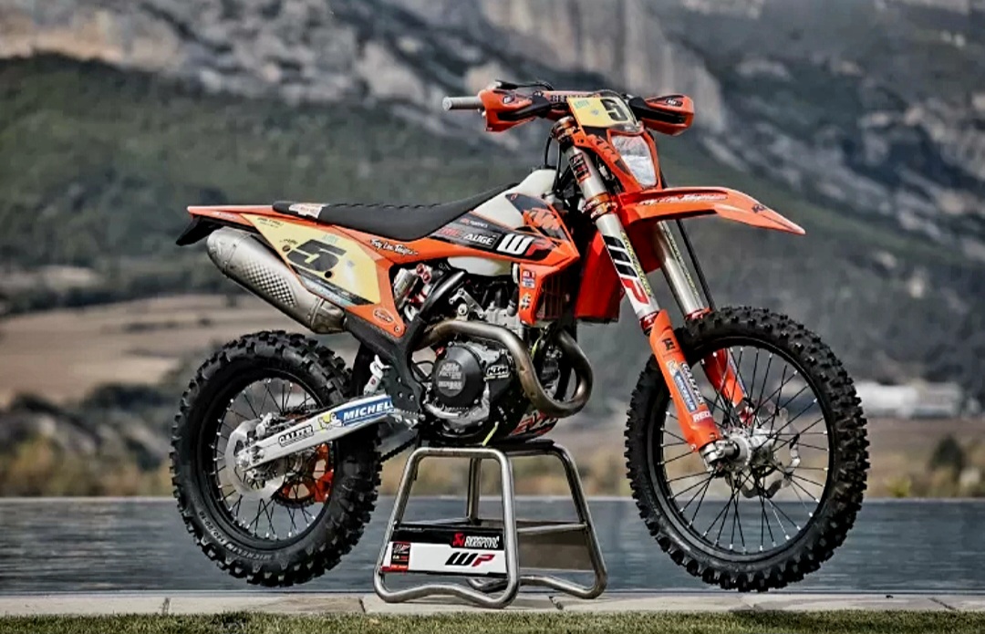 KTM 500 EXC F lawan sepadan bagi Kawasaki KLX 110 R L, yang merupakan kendaraan off road top saat ini.