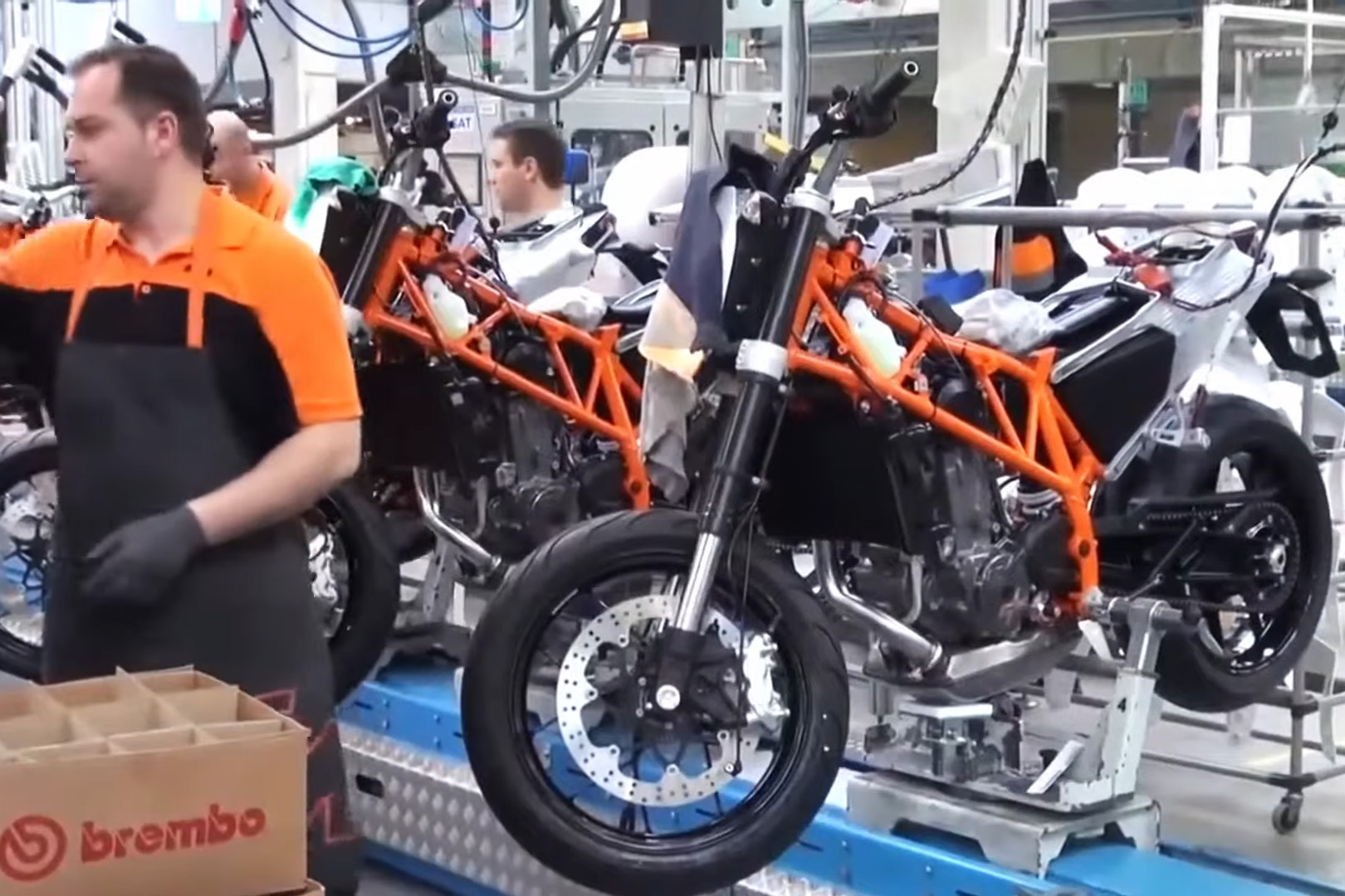Proses pembuatan motor dalam&nbsp;Pabrik KTM di Austria pada 2023 lalu.