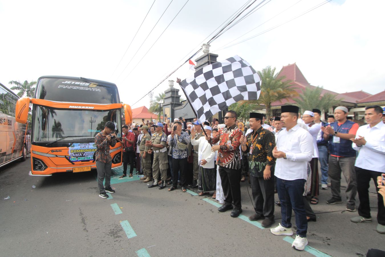 SELAMAT SAMPAI TUJUAN: Pj Bupati Nizhamul memberangkatkan bus yang membawa CJH Magetan, Jumat 16 Mei 2025.