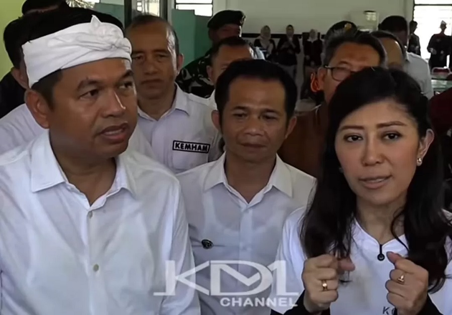 Gubernur Jawa Barat Dedi Mulyadi dan Menteri Komdigi Meutya Hafid saat mengunjungi Menarmed 1/Sthira Yudha Kostrad di Purwakarta.