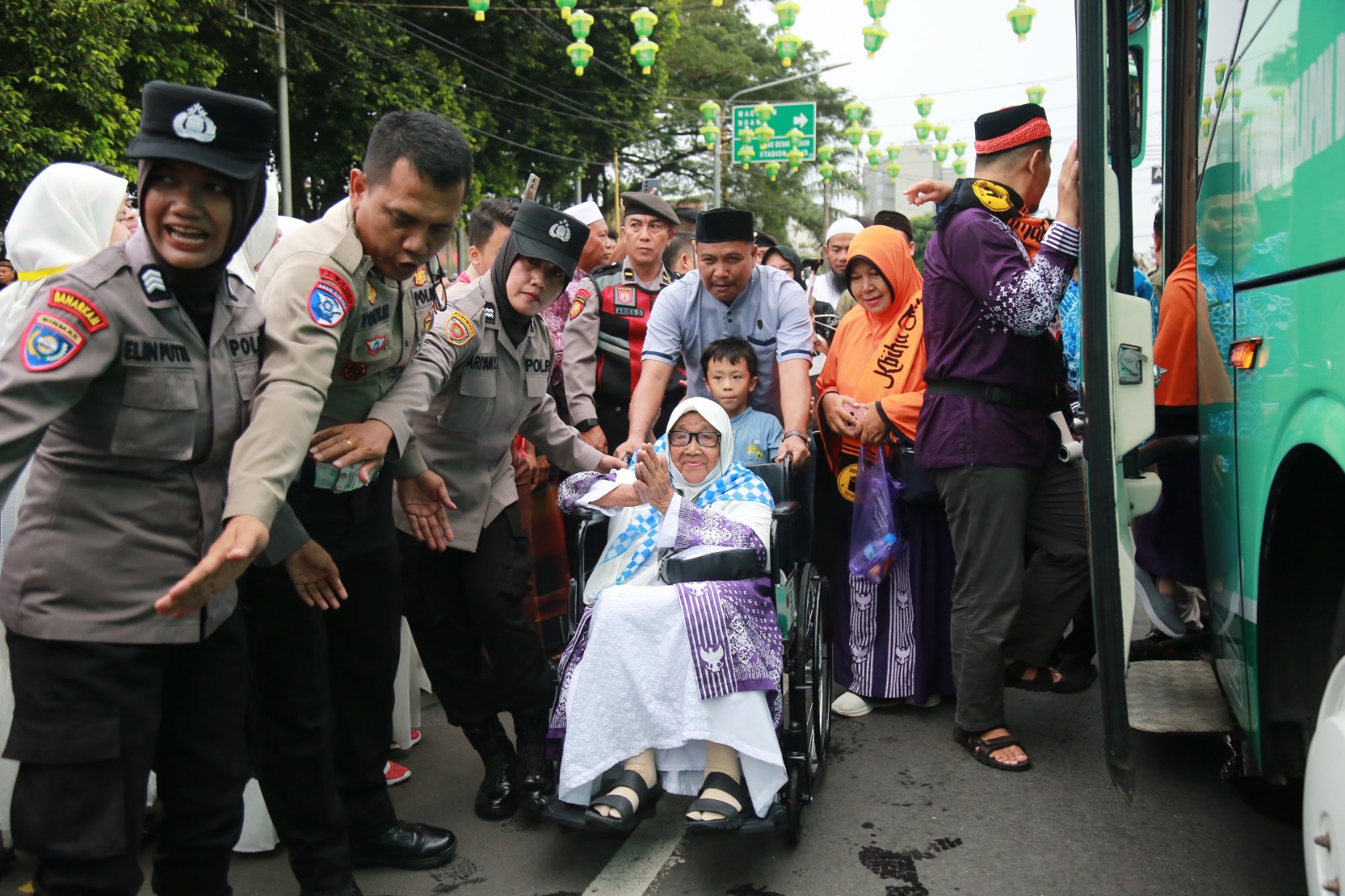 Calon jemaah haji di Kota Madiun diberangkatkan ke Asrama Haji Sukolilo, Surabaya dari Masjid Baitul Hakim kemarin (16/5).  BAGAS BIMANTARA/RADAR MADIUN