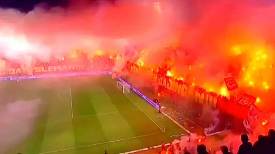 Pertandingan Liga 1 PSS vs Persija di Stadion Maguwoharjo dihentikan sementara.