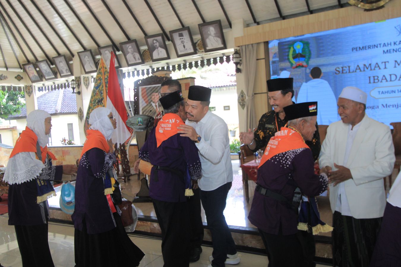 HANGAT: Ketua DPRD Magetan Suratno bersama forkopimda menyalami para CJH sebelum diberangkatkan.