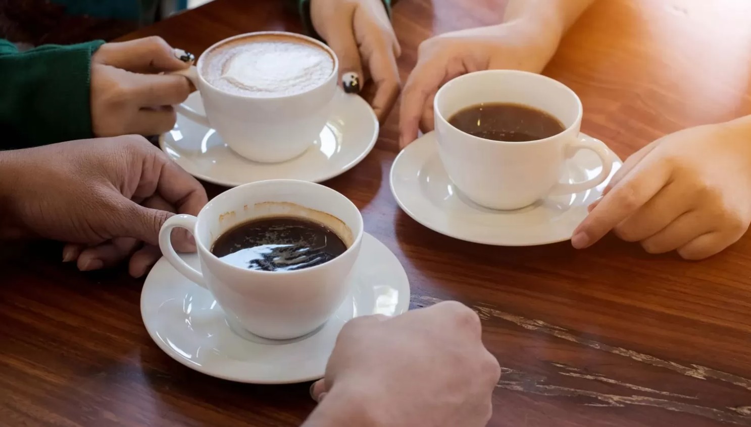 Ilustrasi minum kopi bersama-sama.