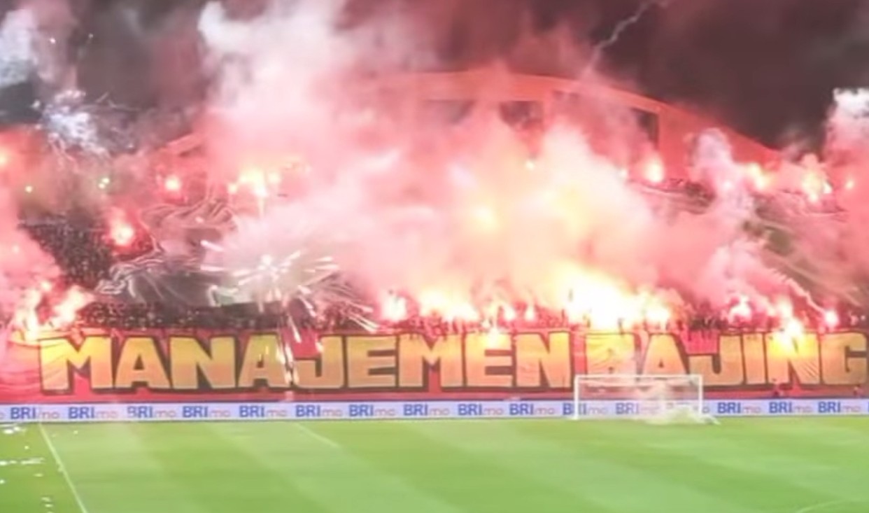 Insiden flare yang membuat pertandingan Liga 1 antara PSS vs Persija di Stadion Maguwoharjo dihentikan sementara, Sabtu 17 Mei 2025.