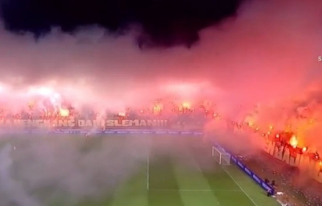 Pada menit 77 pertandingan PSS vs Persija dihentikan akibat gangguan flare dan asapnya.