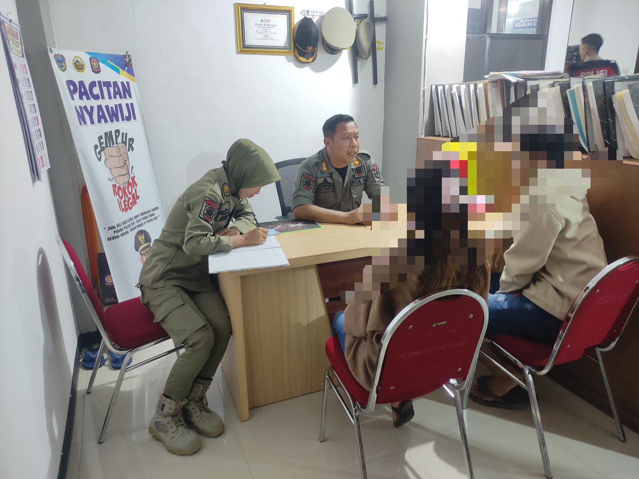 Satpo PP Pacitan mengamankan 7 pasangan tidak sah, salah satunya seorang pelajar SMA yang ketahuan ngamar bareng tante-tante, Sabtu (17/5) malam. FOTO: ISTIMEWA