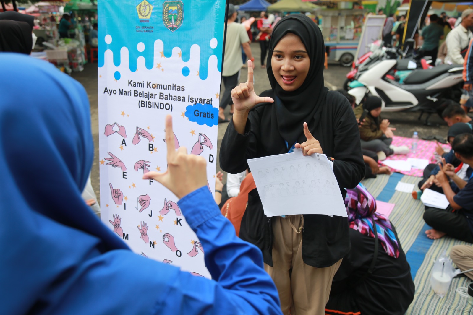Lapak Bahasa Isyarat di CFD Madiun, cara Zafa dan Kiki satukan dunia tunarungu dan masyarakat umum. FOTO: BAGAS BIMANTARA/RADAR MADIUN