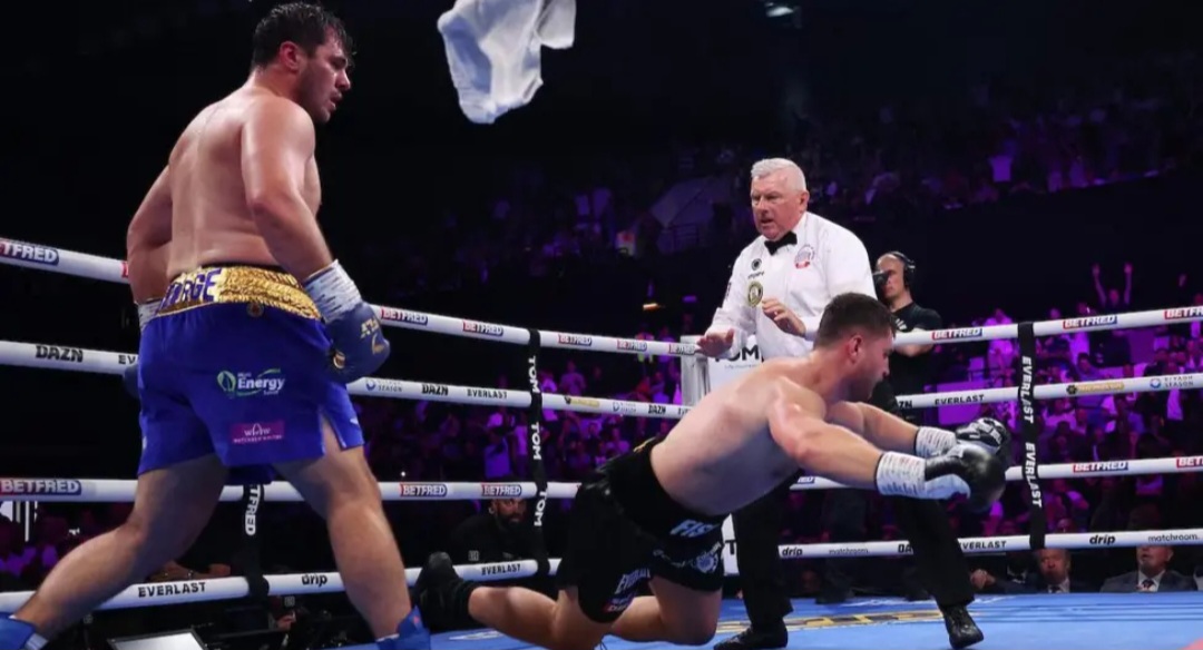 Dave Allen menumbangkan Johnny Fisher dengan KO ronde 5 dalam duel ulang kelas berat yang memanas di Copper Box Arena, London.