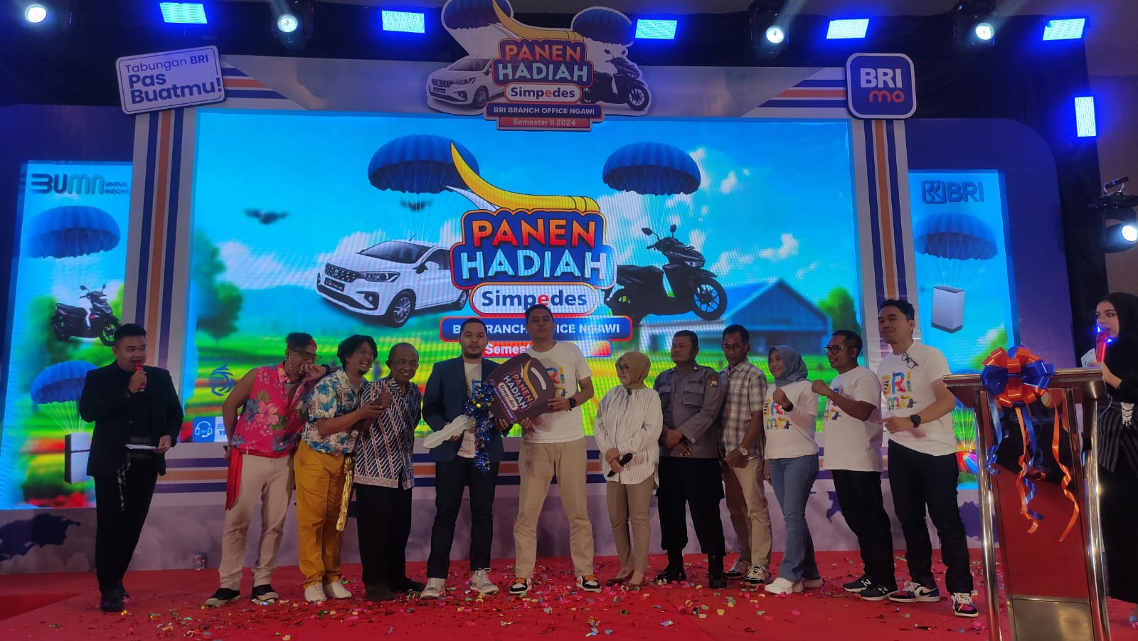 PEMENANG PHS: Branch Office Head BRI Ngawi Dani Ratmoko menyerahkan kunci mobil Suzuki Ertiga kepada pemenang Grand Prize undian PHS BRI Ngawi Semester II tahun 2024.