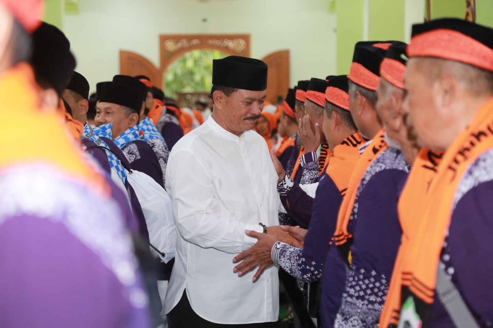 Wali Kota Maidi saat melepas keberangkatan calon jemaah haji dari Kota Madiun di Masjid Baitul Hakim pada Jumat (16/5) lalu. BAGAS BIMANTARA/RADAR MADIUN