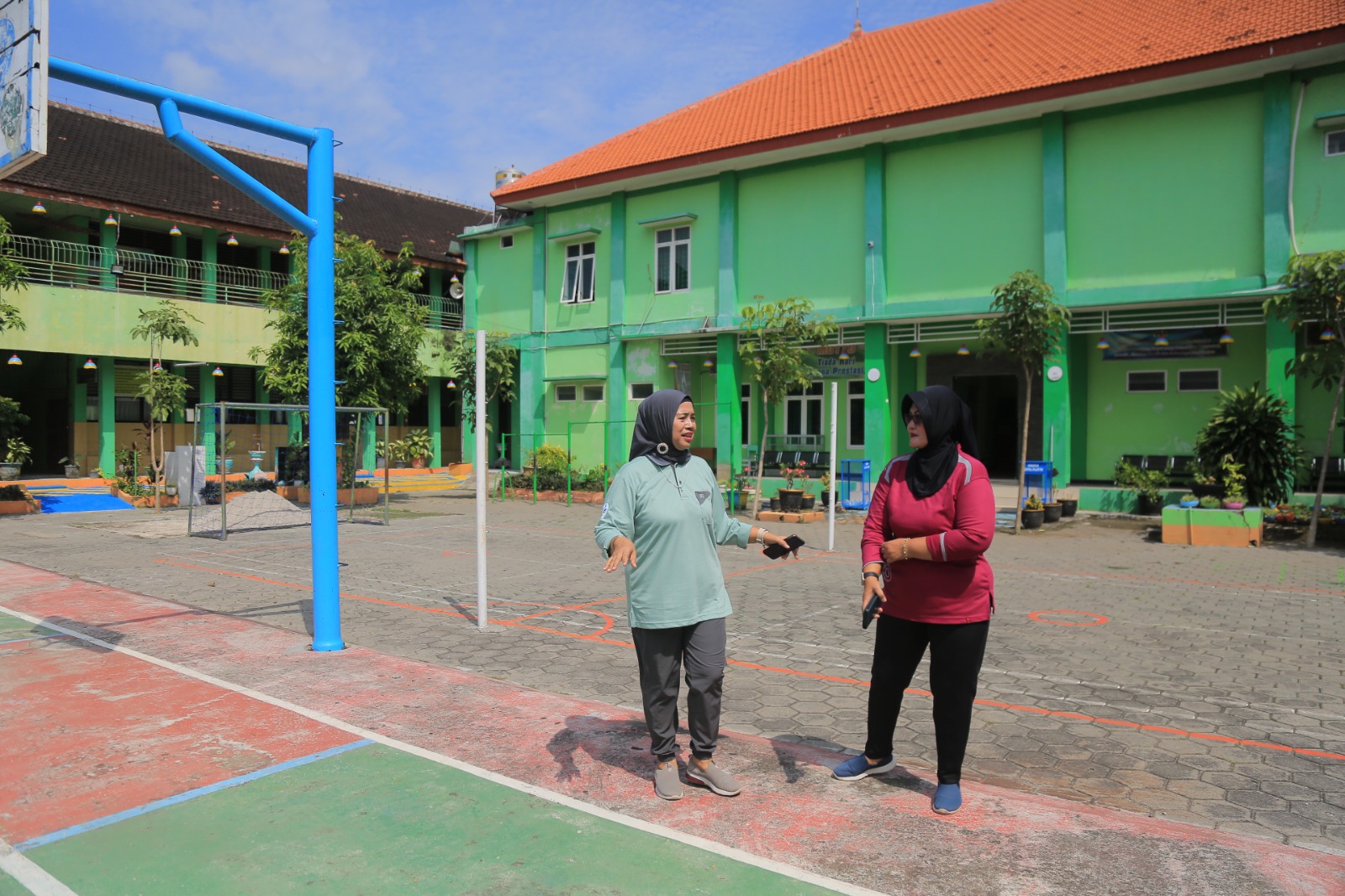Kepala Dindik Kota Madiun Lismawati saat mendatangi salah satu sekolah beberapa waktu lalu. FOTO: BAGAS BIMANTARA/RADAR MADIUN