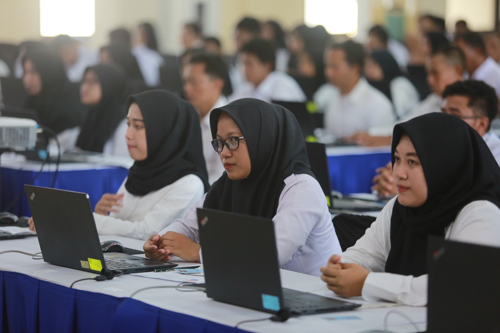 Para calon PPPK ketika mengikuti seleksi kompetensi dasar di Asrama Haji Madiun. FOTO: BAGAS BIMANTARA/RADAR MADIUN