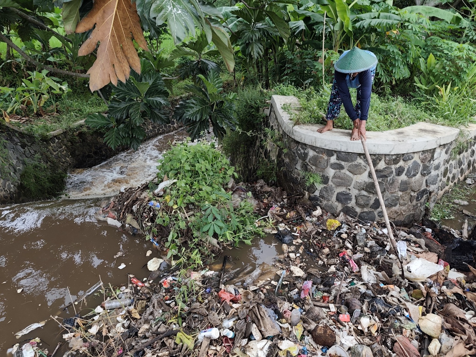 Sampah TPA Mrican meluber hingga menyumbat dan mencemari saluran irigasi pertanian. FOTO: SUGENG DWI N/RADAR PONOROGO