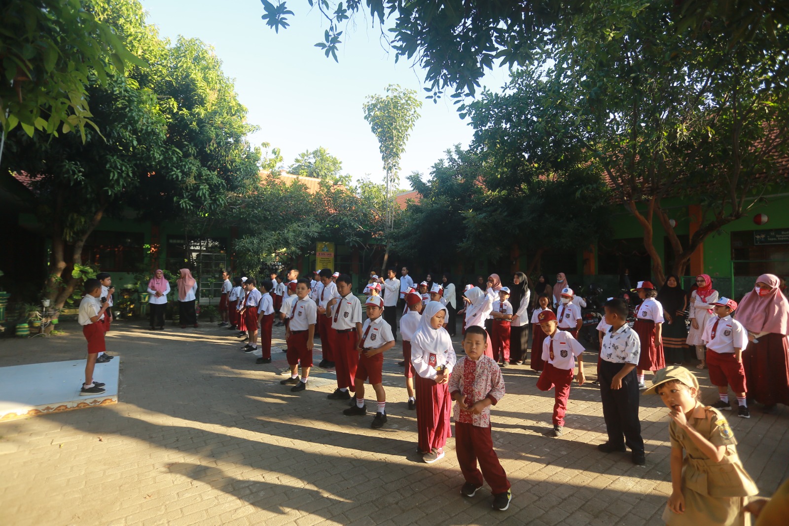 Sejumlah siswa SD dan SMP di Kota Madiun. Wali Kota Maidi dukung program dan masukan dewan pendidikan setempat. FOTO: BAGAS BIMANTARA/RADAR MADIUN