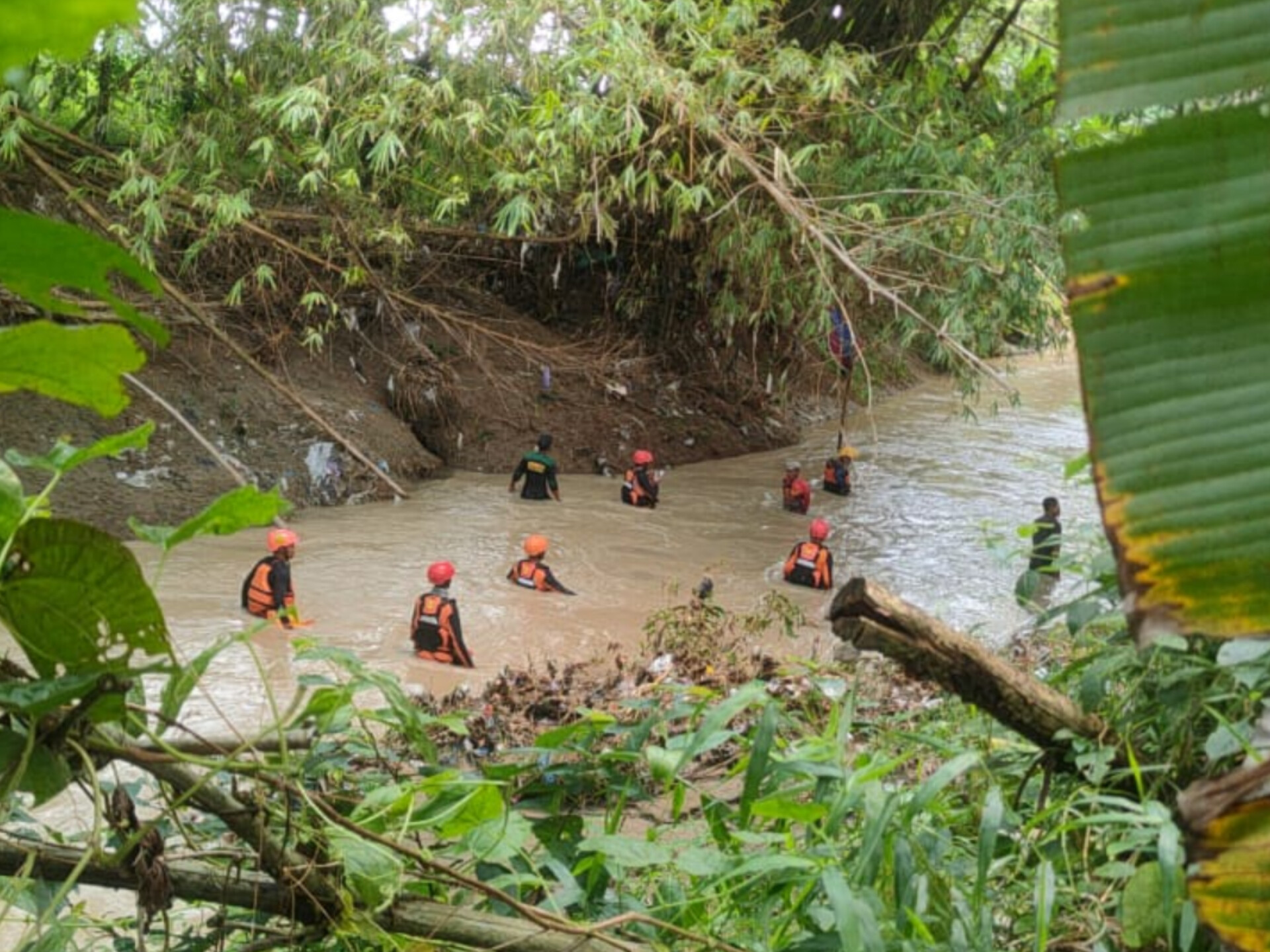 Petugas Basarnas dan BPBD Ngawi mencari keberadaan Parni, 64 tahun, warga Desa Sawo, Kecamatan Karangjati, yang dilaporkan hilang tenggelam di sungai desa setempat. FOTO: ASEP SYAEFUL/RADAR NGAWI