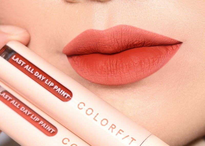 Ilustrasi rekomendasi lipstik Wardah yang menutrisi bibir.