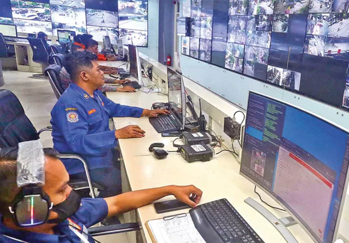 PEMANTAU KOTA: Petugas Command Center 112 bersiaga di depan telepon dan monitor. Mereka melayani warga yang meminta bantuan.