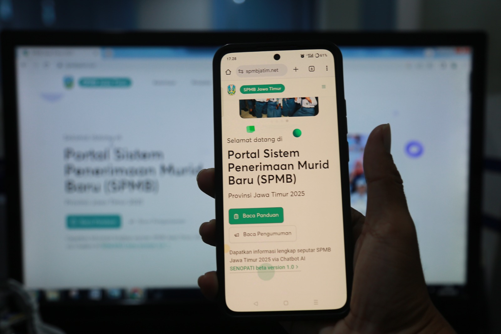 Portal SPMB SMA/SMK di Jatim sudah mulai dioperasikan sebagai sarana penerimaan siswa baru pada tahun ajaran baru 2025/2026. FOTO: BAGAS BIMANTARA/RADAR MADIUN