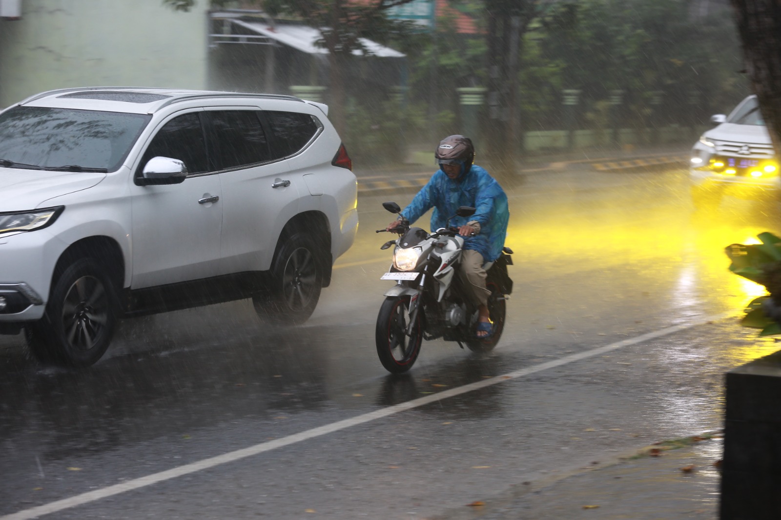Potensi turunnya hujan masih terjadi di beberapa wilayah kendati tidak merata. FOTO: BAGAS BIMANTARA/RADAR MADIUN