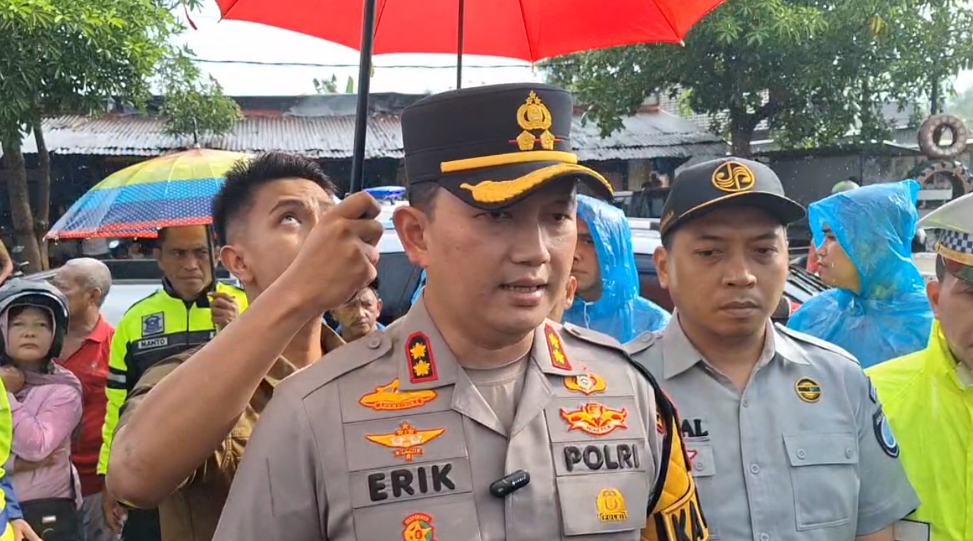 Kapolres Magetan AKBP Erik Bangun Perkasa memberi keterangan terkait kecelakaan KA Malioboro Ekspres di Stasiun Magetan, Senin 19 Mei 2025.