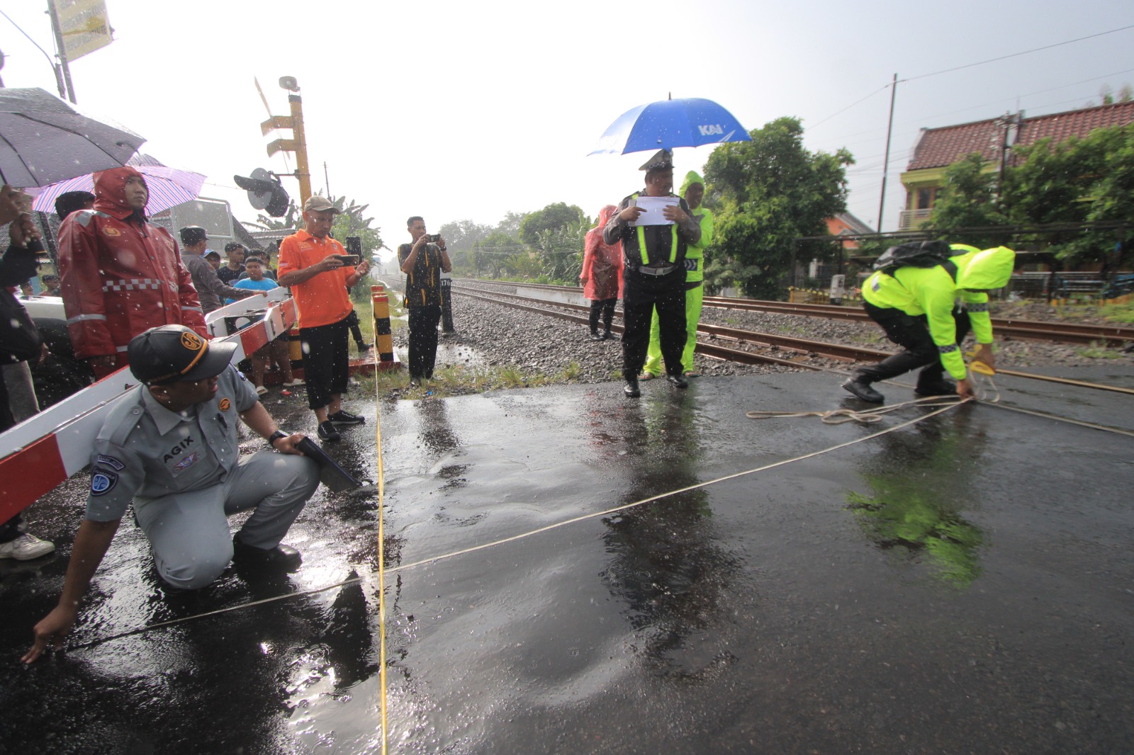 Satlantas Polres Magetan dengan Jasa Raharja melakukan olah TKP di pintu perlintasan Mangge, Barat pascakejadian. Seorang ASN Kecamatan Barat dilaporkan menjadi korban temper KA Malioboro Ekspres.