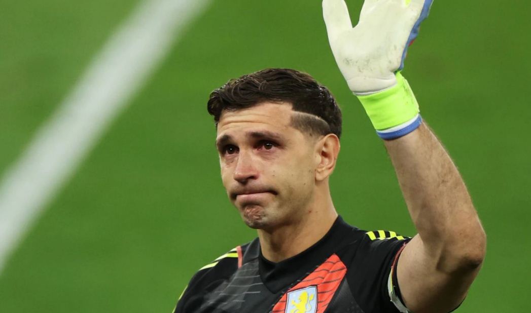 Kiper Aston Villa Emi Martinez menangis usai laga kandang terakhirnya di Villa Park.