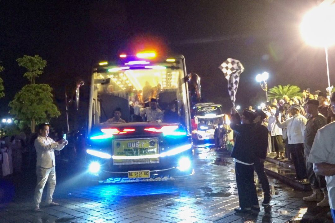 DIBERANGKATKAN: Rombongan CJH kloter 56 asal Kabupaten Madiun berangkat dari Pendopo Ronggo Djoemeno, Mejayan, Minggu 18 Mei 2025.