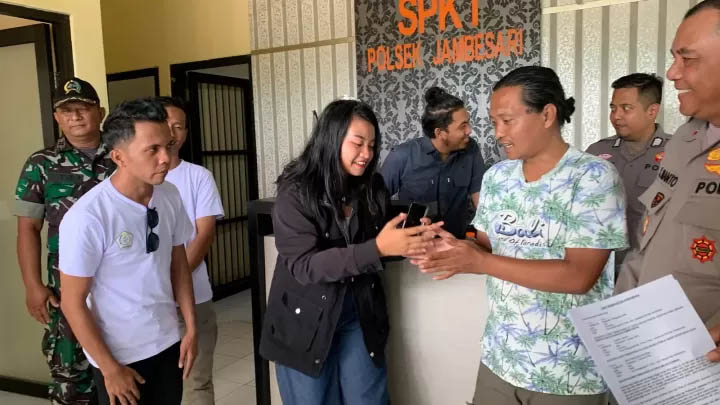 Korban bersama pemilik sound horeg saat di Polsek Jambesari.