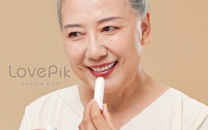 Ilustrasi rekomendasi lipstik Wardah untuk ibu-ibu berusia 50 tahun ke atas.