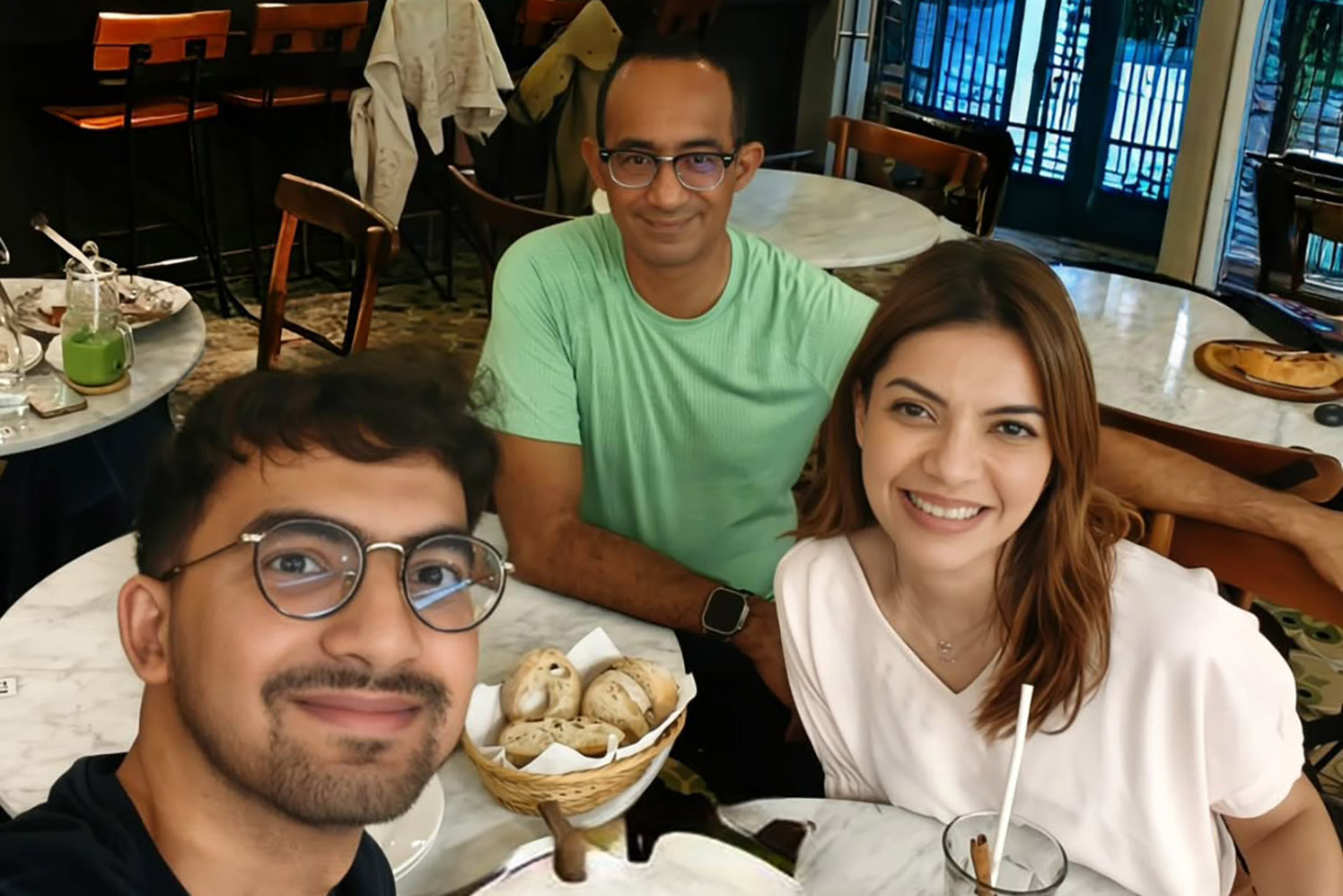 Potret&nbsp;keharmonisan keluarga saat makan malam bersama di sebuah restauran antara, Najwa Shihab,&nbsp;Ibrahim Sjarief Assegaf (belakang), dan anaknya Izzat Assegaf&nbsp;(depan).