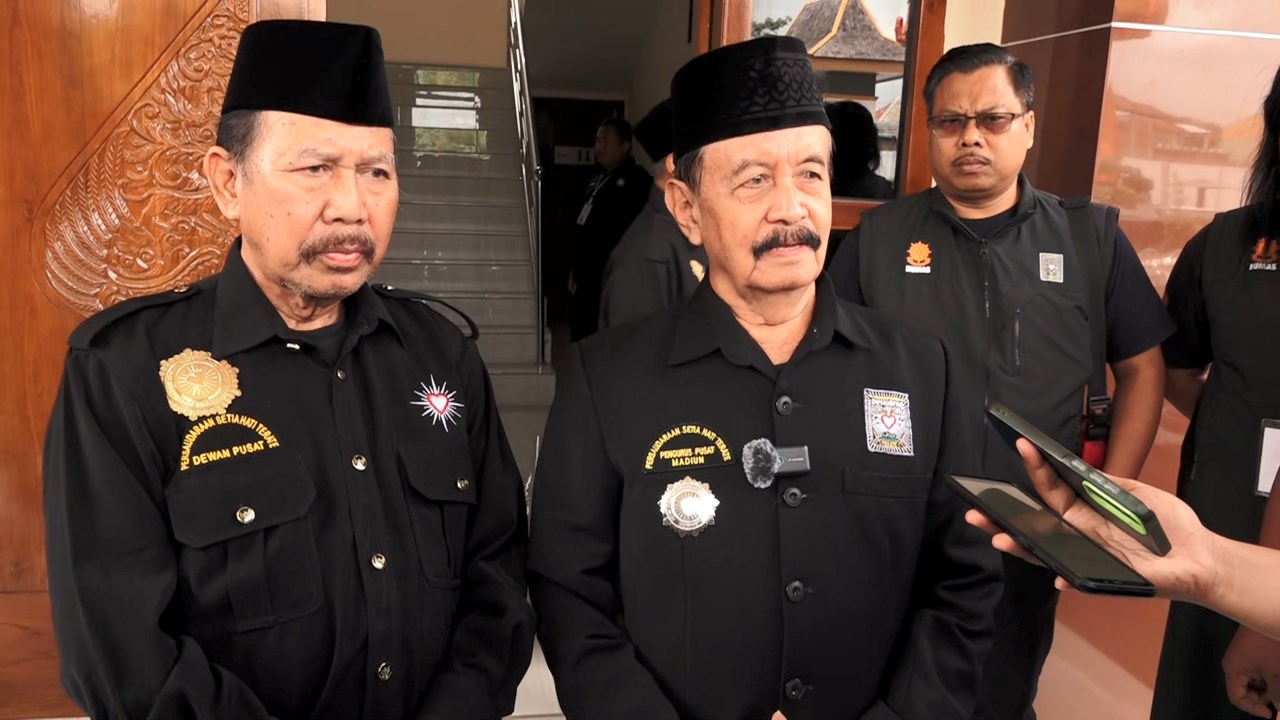 Ketua Umum PSHT Pusat Madiun R. Moerdjoko melarang warga maupun calon warga baru PSHT berkonvoi dan meniadakan ziarah makam saat Suroan. FOTO: DOK RADAR MADIUN
