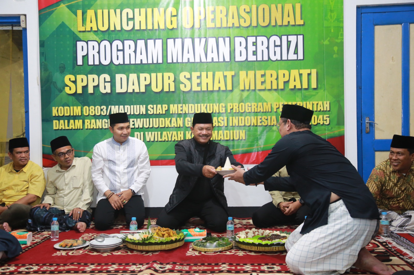 Program Makan Bergizi Gratis di Kota Madiun makin luas cakupannya dengan telah diresmikannya dapur umum sehat ketiga di Kelurahan Nambangan Lor, Minggu (18/5) malam. FOTO: BAGAS BIMANTARA/RADAR MADIUN
