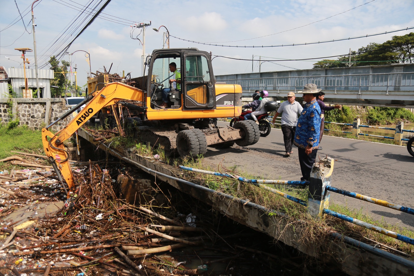 Wali Kota Madiun Maidi turun langsung mengantisipasi teejadinya banjir di Kali Piring, kemarin (20/5). FOTO: BAGAS BIMANTARA/RADAR MADIUN