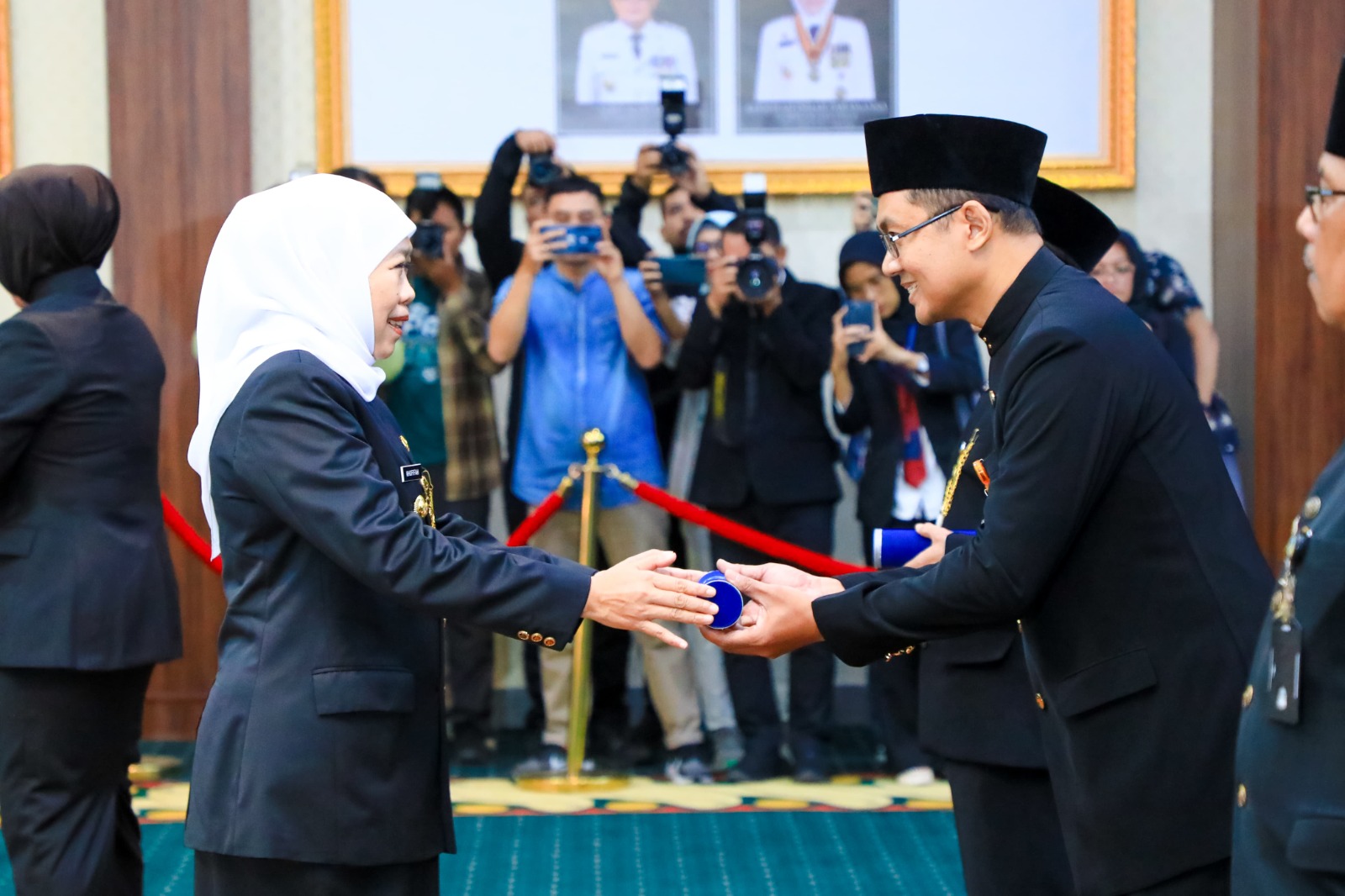 Khofifah Indar Parawansa saat melantik para kepala SMA/SMK di Kota Madiun.