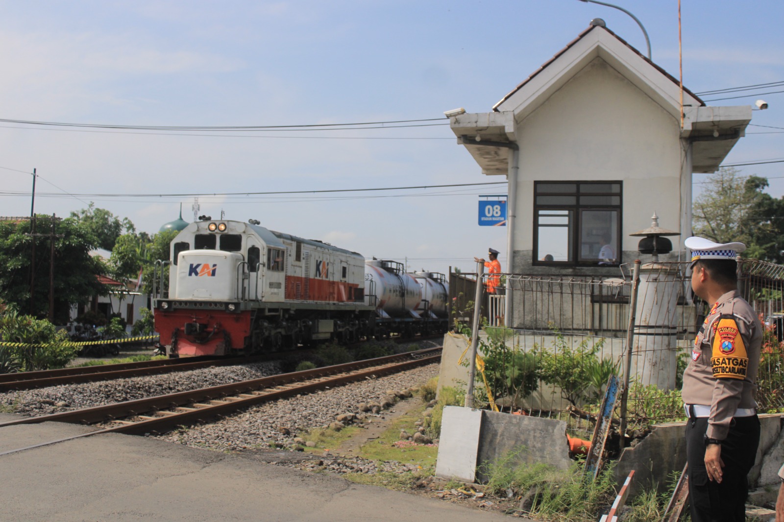 Keberadaan kamera CCTV yang berada di pintu perlintasan KA Barat atau JPL 08 emplasmen sudah off sejak dua tahun lalu. FOTO: AJI PUTRA/RADAR MADIUN