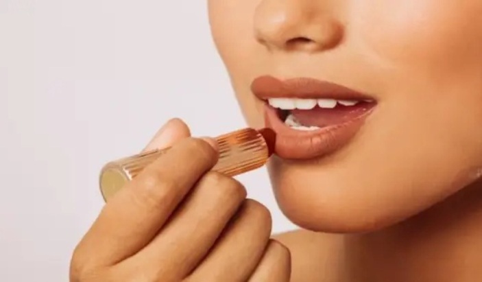 Ilustrasi rekomendasi lipstik Make Over untuk bibir hitam.