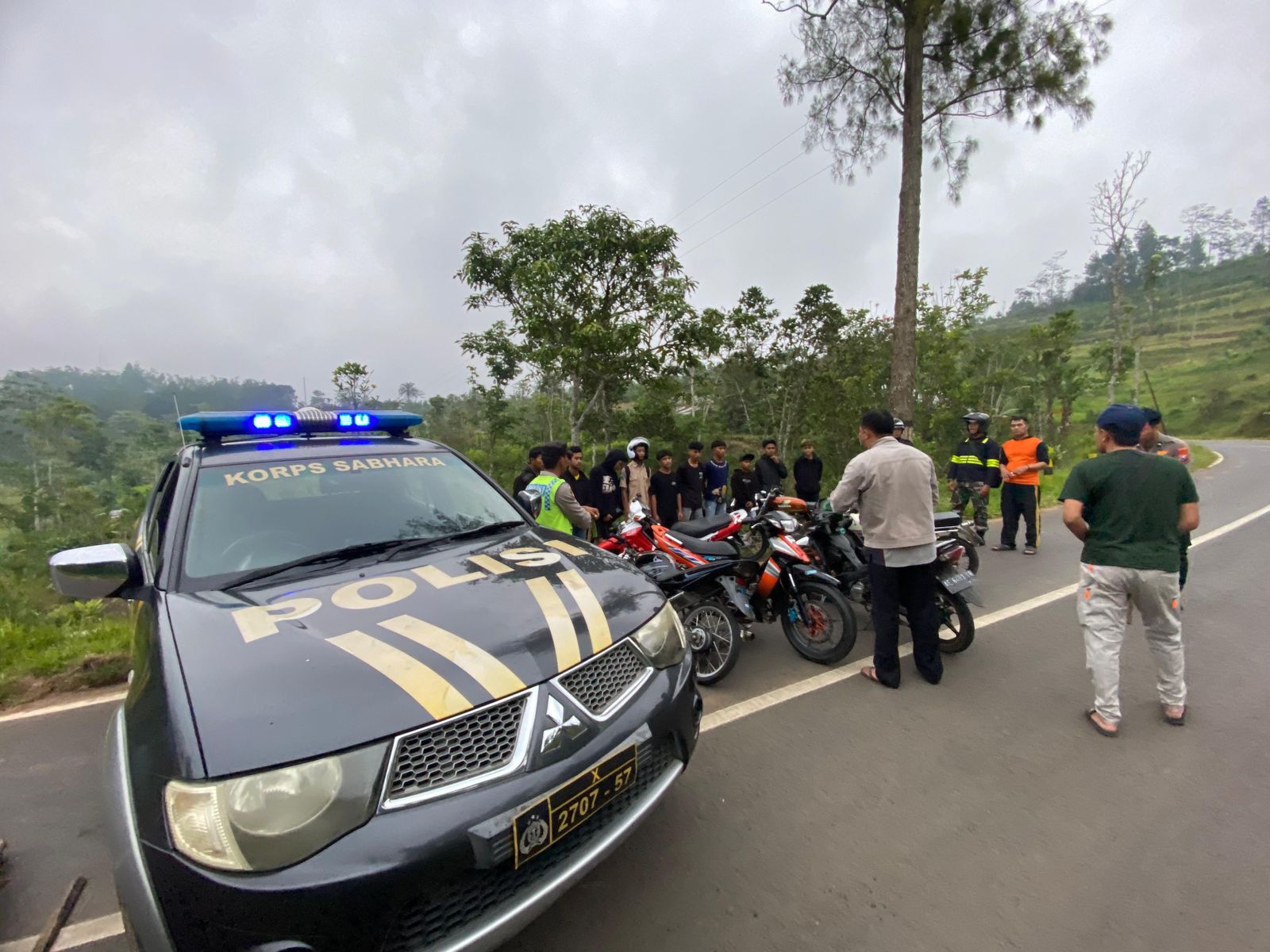 Anggota Polres Pacitan memberikan sosialisasi sekaligus peringatan tentang larangan balap liar di jalanan kepada para remaja beberapa waktu lalu. FOTO: DOK RADAR PACITAN