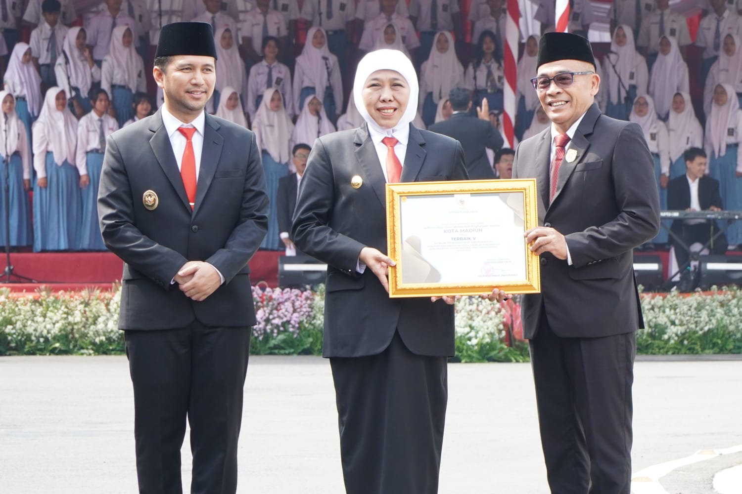 Ketua DPRD Kota Madiun Armaya menerima penghargaan JDIH Award 2025 dari Gubernur Jatim Khofifah Indar Parawansa. FOTO: SEKRETARIAT DPRD KOTA MADIUN